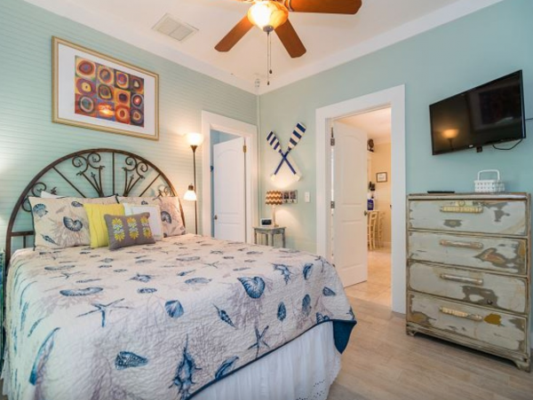 Newly remodeled 3 bed private pool Anna Maria Cottage STEPS TO THE BEACH!